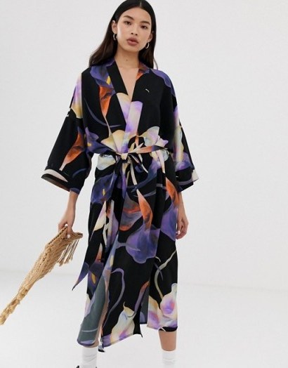 Weekday kimono in black floral print in Calla big dark | oriental inspired fashion - flipped