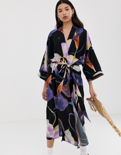 Weekday kimono in black floral print in Calla big dark | oriental inspired fashion