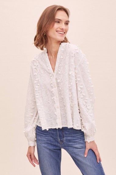 ANTHROPOLOGIE Hilda Textured-Floral Blouse in White / 3-D look flower applique top