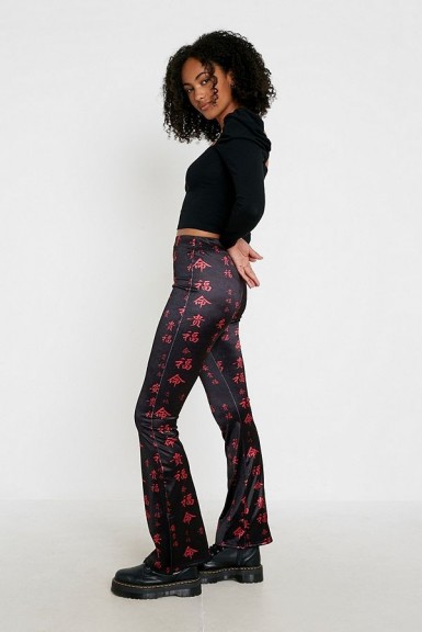 UO Text Print High-Shine Flare Trousers in Black Multi / shiny flares