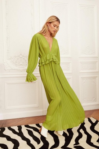 NASTY GAL Frill in Love V-Neck Maxi Dress in Green – Chloe.lecareux fashion – celebrity clothing