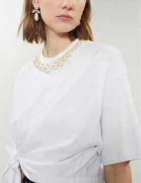 MIU MIU Faux-pearl-trim cotton-jersey T-shirt in Bianco / white embellished neckline tie-waist tee