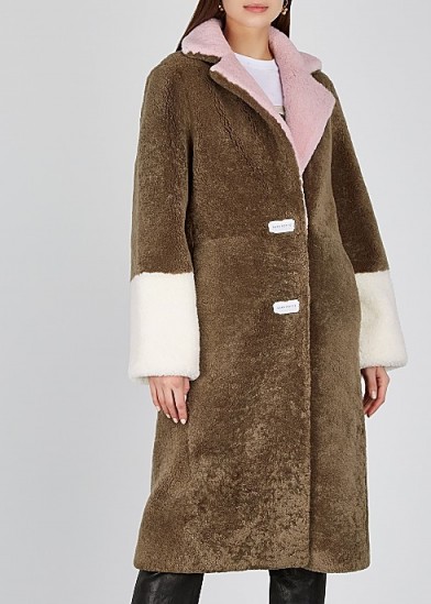 SAKS POTTS Febbe colour-blocked shearling coat – colourblock coats