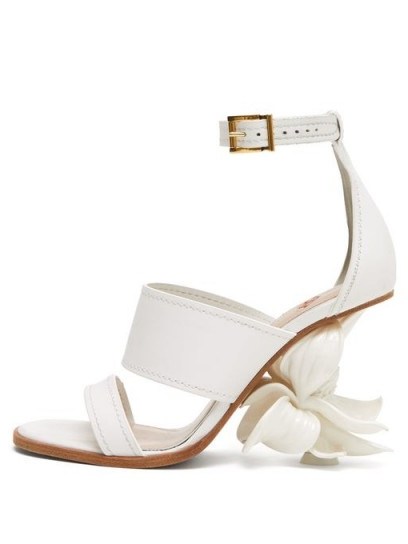 ALEXANDER MCQUEEN Floral-heel white-leather sandals - flipped