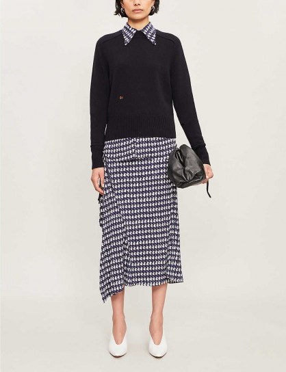 VICTORIA BECKHAM Houndstooth-print high-waisted woven skirt in navy / white | smart asymmetric skirts - flipped