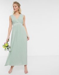 Y.A.S pleated maxi dress with deep v neck in green – bridesmaid dresses