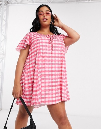 Another Reason Plus tie front smock dress in pink check – plus size summer fashion
