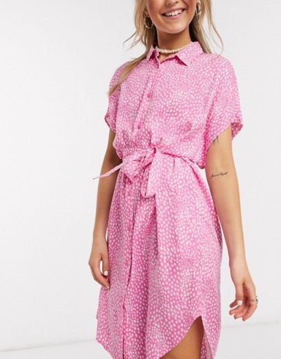 Monki Ninni dot print belted shirt dress in pink – curved hem dresses