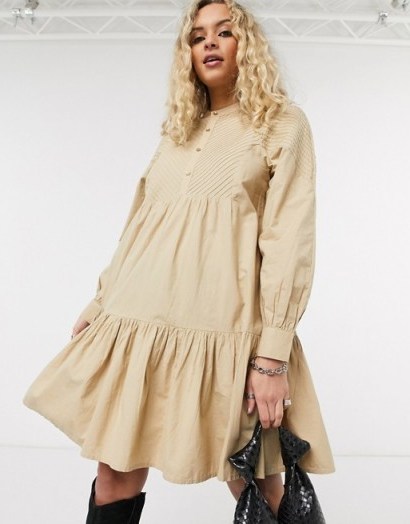 Object tiered poplin smock dress in beige – dresses with volume - flipped