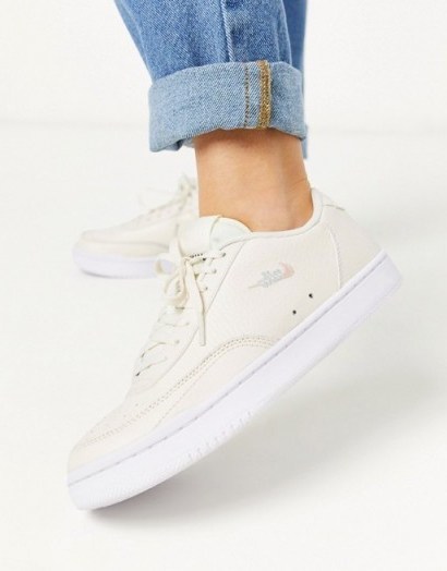 Nike Court Vintage trainers in cream – neutral sneakers - flipped