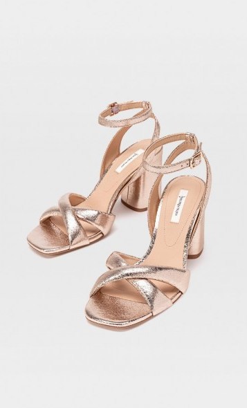 STRADIVARIUS Metallic high-heel sandals copper – shiny block heels - flipped