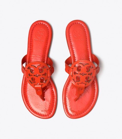 Tory Burch MILLER SANDAL, PATENT LEATHER BRIGHT SAMBA / flat designer logo sandals