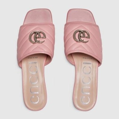 GUCCI Women’s slide sandal with Double G in Pastel pink matelassé chevron leather - flipped