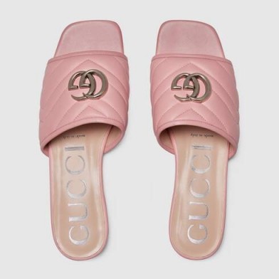 GUCCI Women’s slide sandal with Double G in Pastel pink matelassé chevron leather