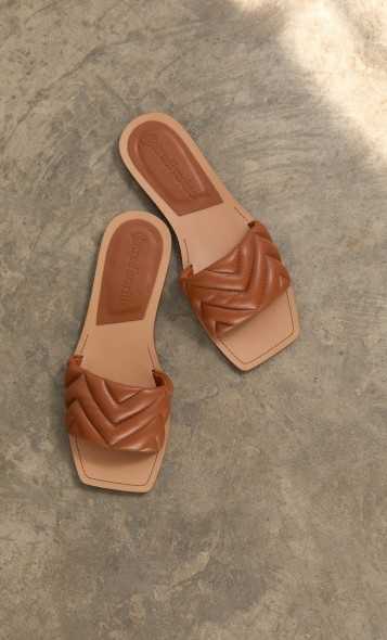 STRADIVARIUS Quilted flat sandals