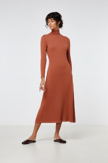 EDEN KNIT DRESS – Elka Collective – Ribbed Viscose blended yarn – Figure hugging silhouette – Slight A-line shape through the skirt – Long sleeves – High roll neck