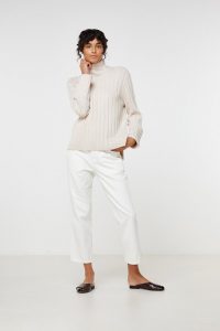 SLOANE KNIT OATMEAL – Wide rib construction – Cotton Alpaca blended yarn – Turn-back cuff detail – Funnel neck – Relaxed fitting silhouette