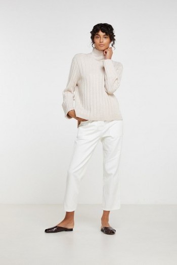 SLOANE KNIT OATMEAL – Wide rib construction – Cotton Alpaca blended yarn – Turn-back cuff detail – Funnel neck – Relaxed fitting silhouette - flipped