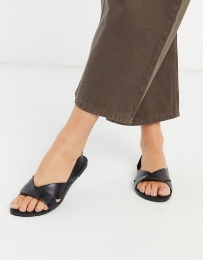 Vagabond Tia leather flat sandal in black – flat slingbacks - flipped