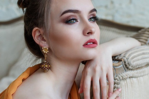 Beautiful look with gorgeous earrings - flipped