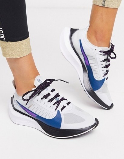 Nike Running Zoom Gravity in grey – run free - flipped