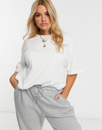 Nike Plus central swoosh oversized t-shirt in white – comfortable fashion for larger women