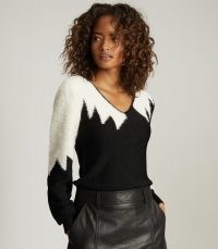 REISS SIENNA COLOUR BLOCK V-NECK JUMPER BLACK / monochrome jumpers / mono knitwear