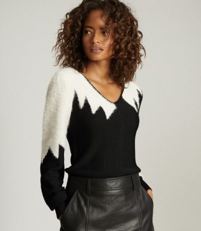REISS SIENNA COLOUR BLOCK V-NECK JUMPER BLACK / monochrome jumpers / mono knitwear