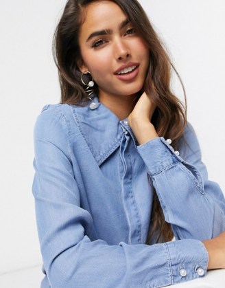 Vero Moda denim shirt with oversized collar and pearl buttons in blue – pointed collars - flipped