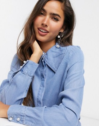 Vero Moda denim shirt with oversized collar and pearl buttons in blue – pointed collars