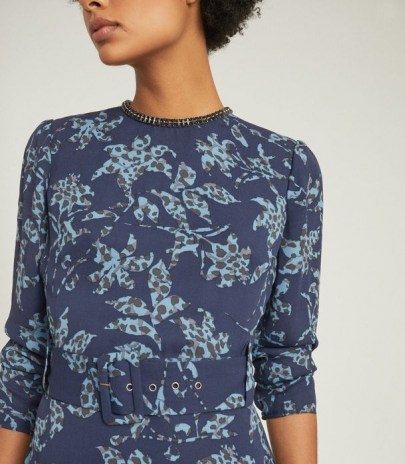 REISS MELODY PRINTED DRESS WITH EMBELLISHMENT DETAIL BLUE / necklace effect necklines / floral dresses