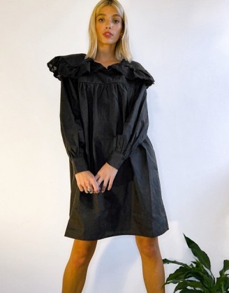 Vila mini dress with oversized collar detail in black – vintage look dresses