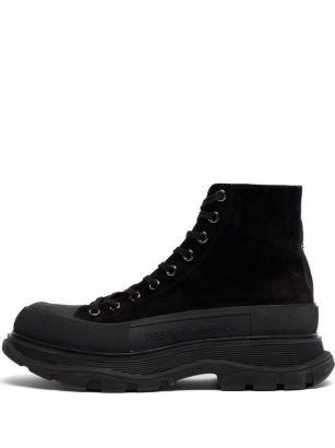 ALEXANDER MCQUEEN Tread Slick exaggerated-sole suede boots / black lace up thick sole boot