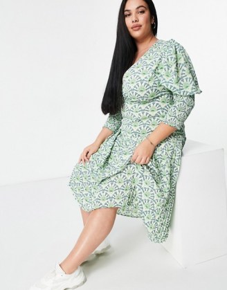 Never Fully Dressed Plus puff sleeve pleated midaxi dress in green geo print | plus size dresses | volume sleeves - flipped