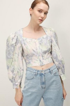 storets Mariah Floral Cropped Blouse | volume sleeve blouses | crop hem balloon sleeve top - flipped