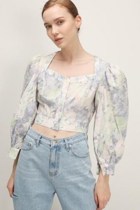 storets Mariah Floral Cropped Blouse | volume sleeve blouses | crop hem balloon sleeve top