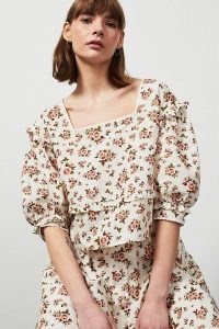 Meadows Daphne Organic Printed Top – voluminous floral blouse with a square neckline and ruffle trim – romantic style fashion