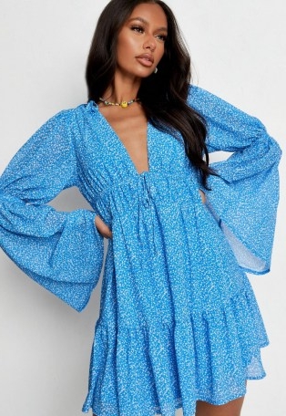 MISSGUIDED blue ditsy floral flare sleeve mini dress – floaty wide sleeve dresses