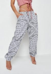 helena critchley x missguided grey bandana print oversized joggers – printed jogging bottoms