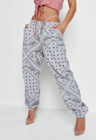helena critchley x missguided grey bandana print oversized joggers – printed jogging bottoms - flipped