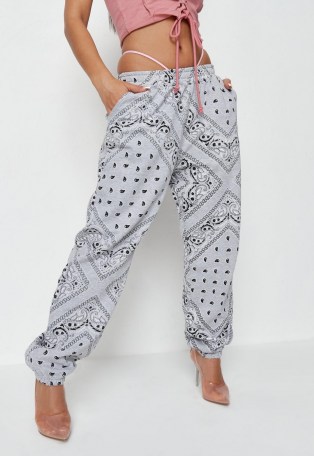 helena critchley x missguided grey bandana print oversized joggers – printed jogging bottoms