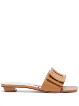 ROGER VIVIER Chips buckled leather slides / tan-brown vintage style low heel mules - flipped