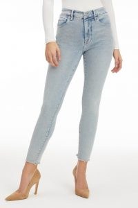 GOOD AMERICAN GOOD LEGS CROP FRAY HEM Blue669 | light blue vintage wash skinny jeans with cropped hems