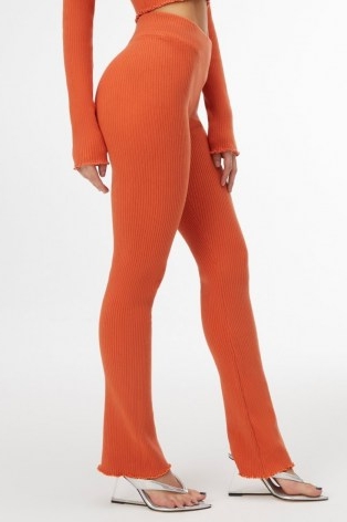GOOD AMERICAN LETTUCE EDGE BABY FLARE | orange knitted slim fit flares