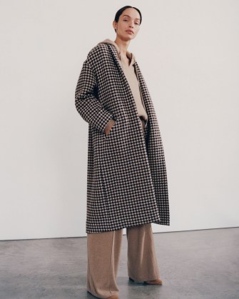 NILI LOTAN KIDMAN COAT MAHOGANY – BEIGE HOUNDSTOOTH / women’s chic open front longline coats / womens stylish checked winter outerwear