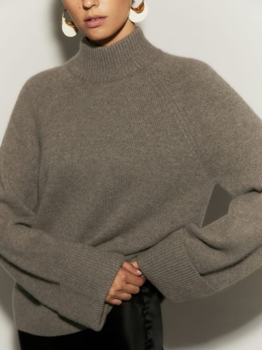 Reformation Garrett Cashmere Oversized Turtleneck in Cocoa | luxe oversized turtlenecks | chic high neck sweaters | womens on-trend jumpers | women’s fashionable knitwear