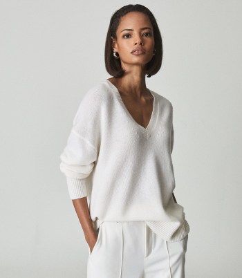 Reiss ROSA V NECK CASHMERE JUMPER CREAM | slouchy jumpers - flipped