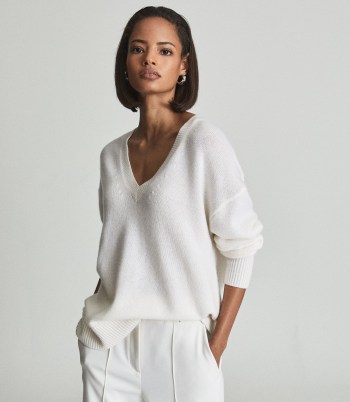 Reiss ROSA V NECK CASHMERE JUMPER CREAM | slouchy jumpers