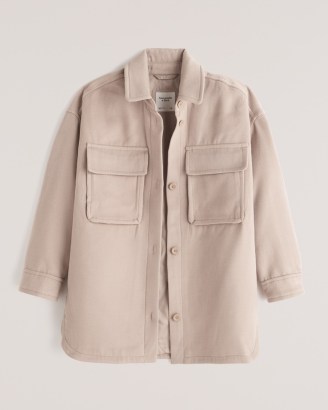 ABERCROMBIE & FITCH Oversized Cozy Shirt Jacket in Light Brown – on trend overshirts – fashionable shackets – casual jackets