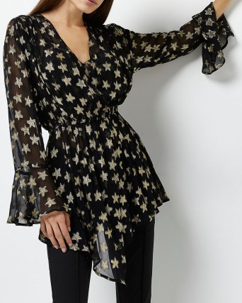 River Island BLACK STAR PRINT ASYMMETRIC BLOUSE – sheer fluted sleeve blouses - flipped